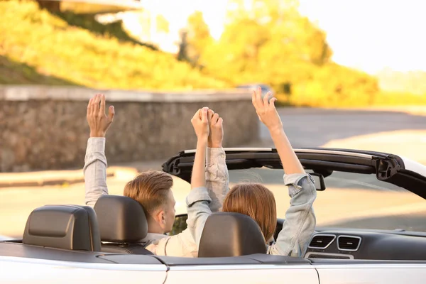 Felice giovane coppia divertirsi in auto — Foto Stock