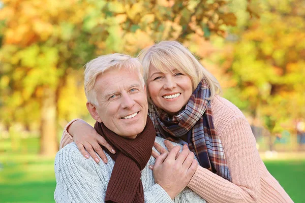 Söt äldre par i höst park — Stockfoto