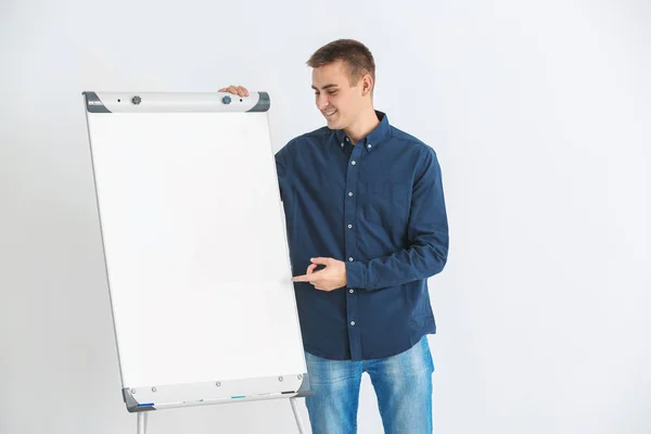 Business trainer geven van presentatie op whiteboard — Stockfoto