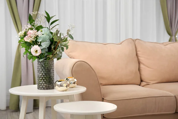 Stilvolles Sofa im Wohnzimmer — Stockfoto