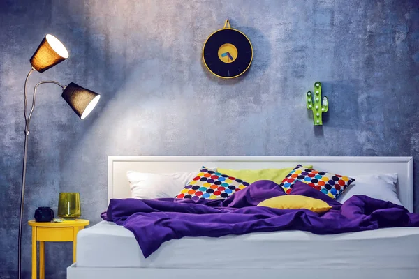 快適なベッドルームとモダンなベッドルームのインテリア — ストック写真
