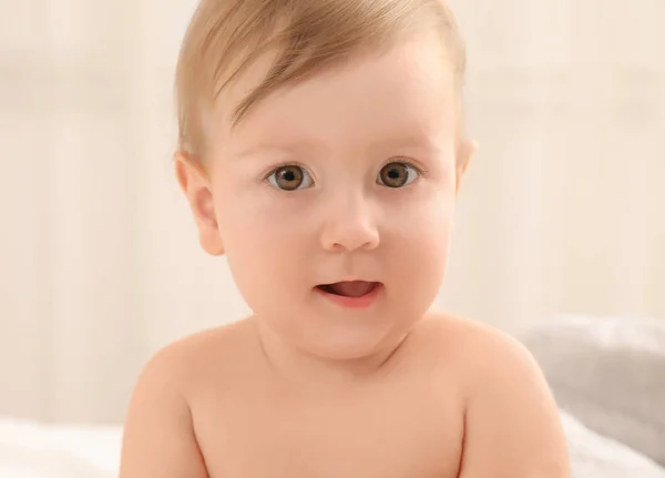 Niedliches kleines Baby drinnen — Stockfoto