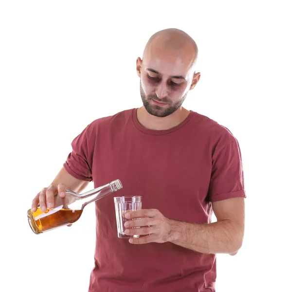 Człowiek wylewanie whisky do kieliszka na białym tle. Pojęcie alkoholizmu — Zdjęcie stockowe