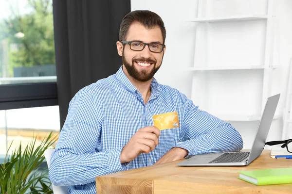Homem usando cartão de crédito e laptop para compras on-line — Fotografia de Stock