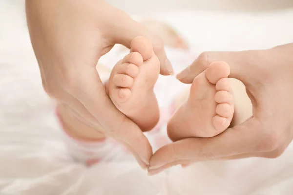 Mutter hält die Füße ihres Babys, Nahaufnahme — Stockfoto