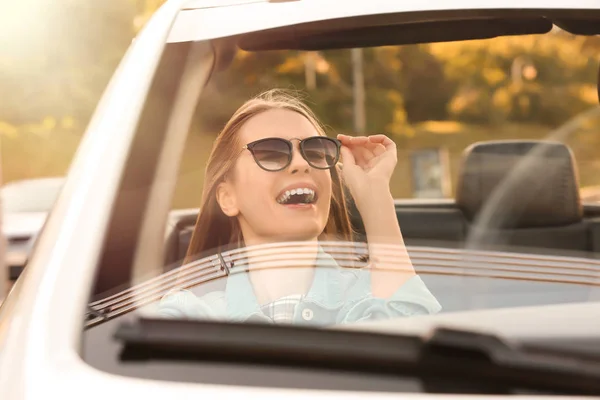 Belle jeune femme en voiture sur la route — Photo