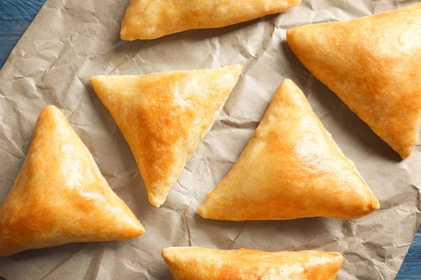 Lezzetli fırında samosas parşömen üzerine