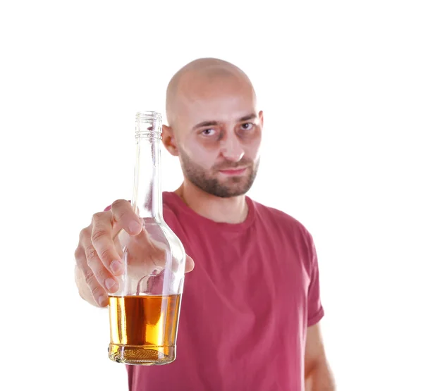 白い背景の上のウイスキー ボトルと一緒に酔っぱらい。アルコール依存症の概念 — ストック写真