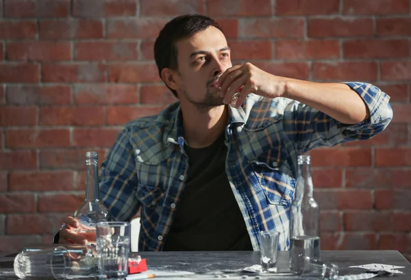 Muž Zatímco Sedí Stolu Pití Alkoholu — Stock fotografie