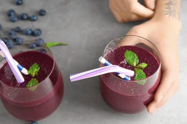 Mujer Sosteniendo Vidrio Con Jugo Acai Mesa — Foto de Stock