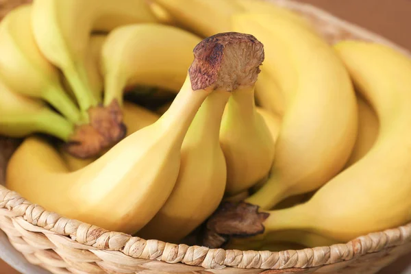 Cesta con sabrosos plátanos maduros, primer plano —  Fotos de Stock