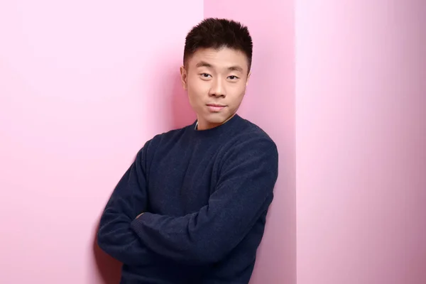 Portré, fiatal ázsiai férfi színes háttérrel — Stock Fotó