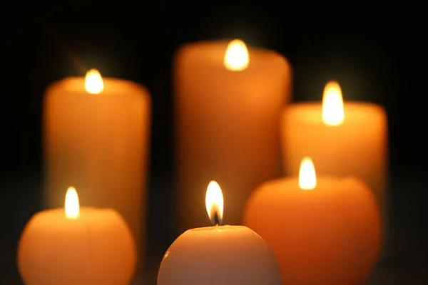 Queimar velas na mesa na escuridão — Fotografia de Stock