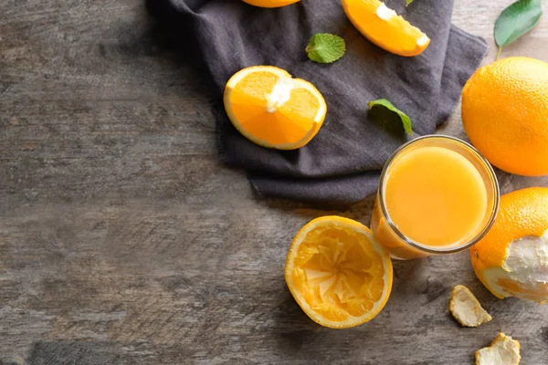 Glas Frischer Saft Und Orangen Auf Holzgrund — Stockfoto