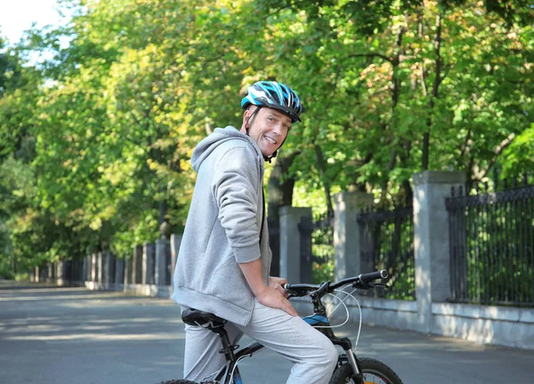 屋外の自転車と成熟したスポーティな男 — ストック写真