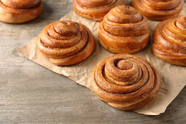 Rotoli di cannella dolce sul tavolo — Foto Stock