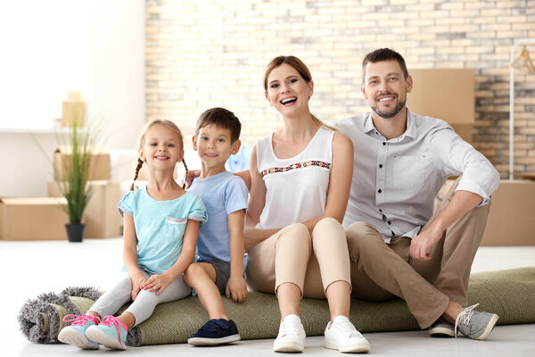 Счастливая семья в новой квартире
