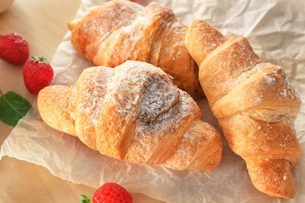 A táblázat, Vértes ízletes croissant — Stock Fotó