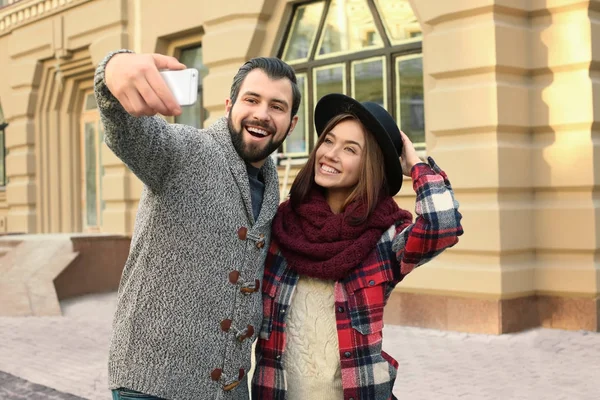 Fiatal imádnivaló pár véve selfie szabadban — Stock Fotó