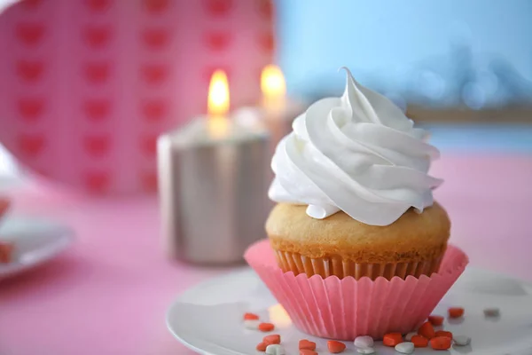 Prato com delicioso cupcake na mesa — Fotografia de Stock