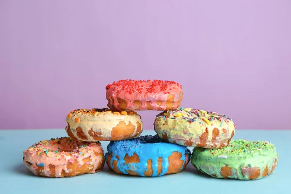 색 배경의 맛있는 도넛 — 스톡 사진