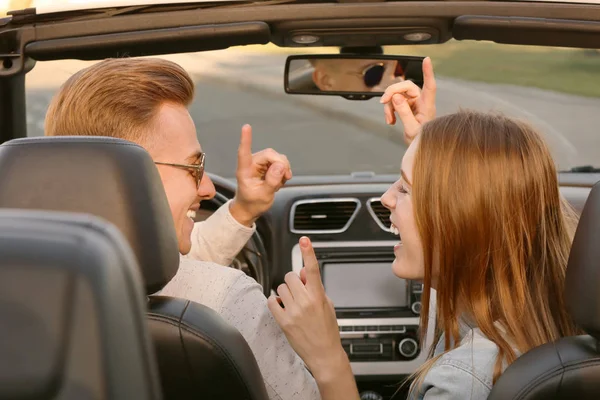 Feliz jovem casal se divertindo no carro — Fotografia de Stock