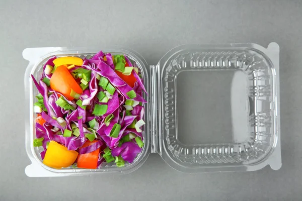 Envase Plástico Con Ensalada Sobre Fondo Gris —  Fotos de Stock