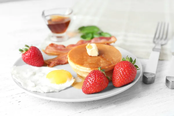 美味的早餐与煎饼和煎蛋在桌上 — 图库照片