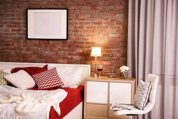 Interior del dormitorio moderno con cama cómoda — Foto de Stock