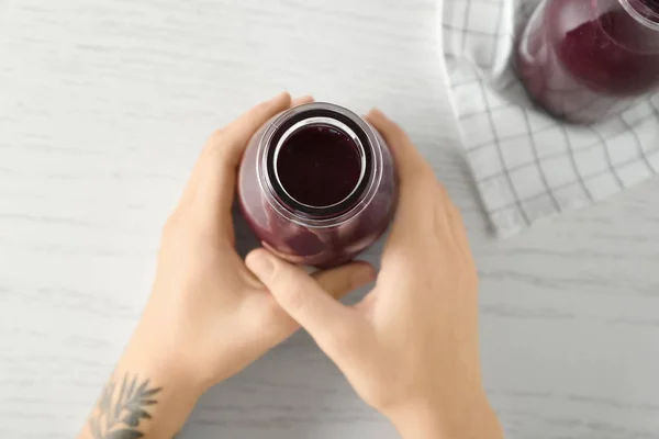 Femme Tenant Bouteille Verre Avec Jus Açai Sur Table — Photo