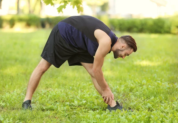 Deportivo joven entrenamiento al aire libre — Foto de Stock