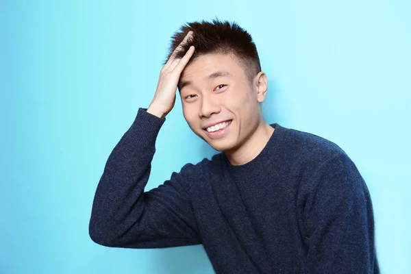 Porträt eines jungen asiatischen Mannes auf farbigem Hintergrund — Stockfoto