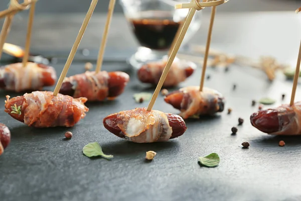 Deliziose Date Avvolte Pancetta Sul Tavolo — Foto Stock