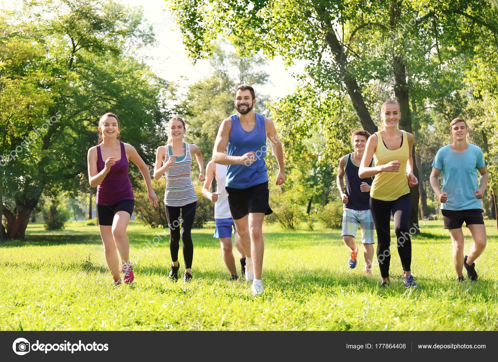 Пробежка по утрам. I am running in the park. Спортсмен бежит. Ходьба трусцой. Пробежка в парке.