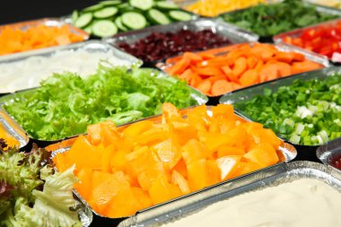 Salata barını çeşitli malzemelerle kapatın.