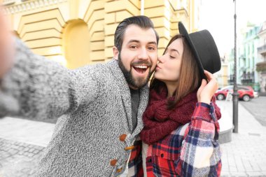 Genç sevimli çift alarak selfie açık havada