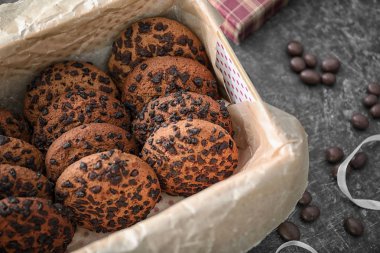 Çikolatalı yulaf ezmesi kurabiye masada, closeup ile kutu