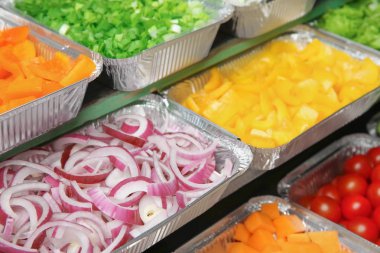 Salata barını çeşitli malzemelerle kapatın.