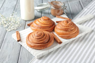 Tatlı tarçın ile ahşap tahta masada rulo