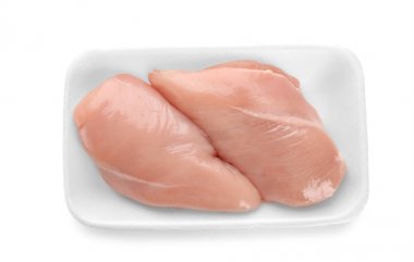 Konteyner ile beyaz zemin üzerine çiğ tavuk fileto