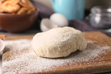 Ahşap tahta üzerinde ham puf böreği