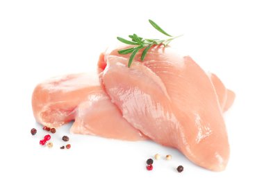 Beyaz zemin üzerine biber taneleri ile çiğ tavuk fileto