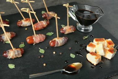 lezzetli pastırma tarihleri masanın üzerine sarılmış.