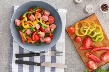 Mutfak masasında kapta soslu sebze salatası