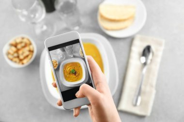 Blogger alarak fotoğraf cep telefonu ile mercimek krem çorbası