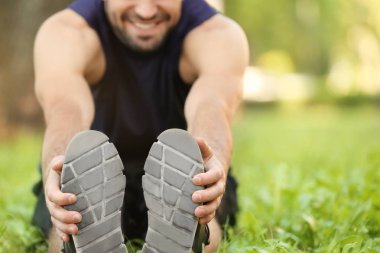 Sportif genç adam açık havada, closeup eğitim