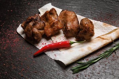 Şiş kebap koyu arka plan üzerinde parçaları ile lezzetli gözleme