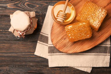 Kompozisyon peteğin ve lezzetli ballı masada, üstten görünüm