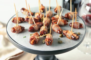 Pastırma ile stand tarihleri masanın üzerine sarılmış.