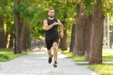 Açık havada çalışan sportif genç adam